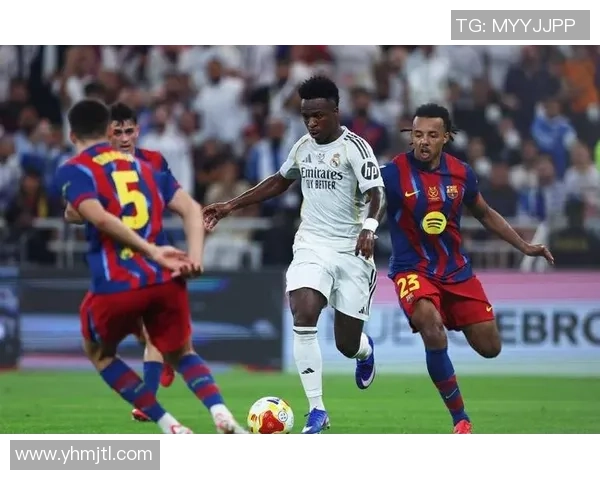 足总杯决赛：皇马狂胜巴萨五球大捷引发全场震动