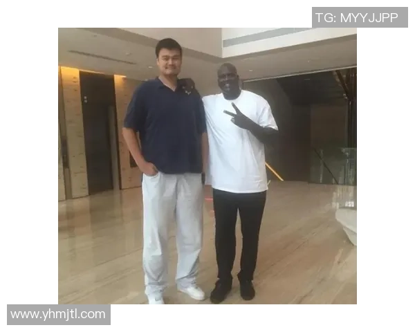 姚明与库里亲密合影展现篮球巨星之间的友谊与热爱